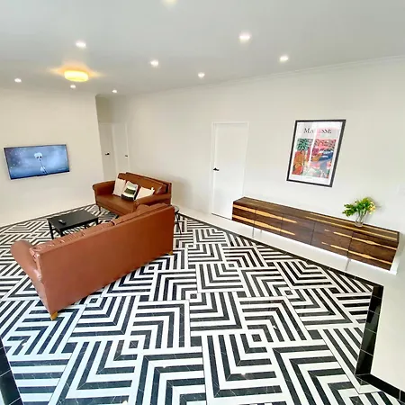 6Mins To Airport Large Family House Villa